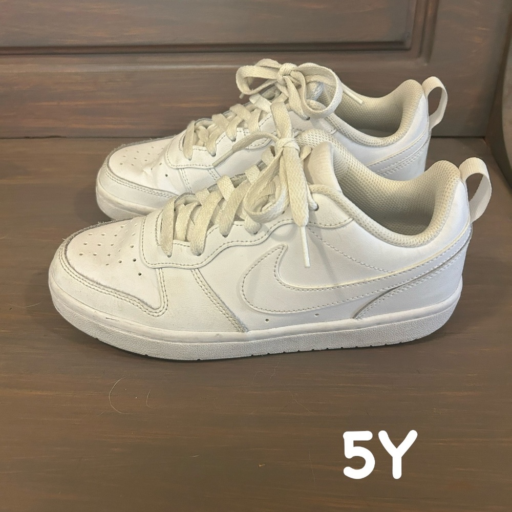 Boys Nike Low Court Borough 5M